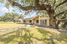 246 Royal Oaks #1, Yorktown, TX 78164