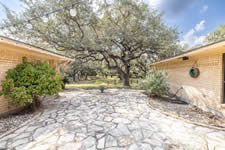 246 Royal Oaks #1, Yorktown, TX 78164