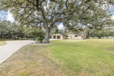246 Royal Oaks #1, Yorktown, TX 78164