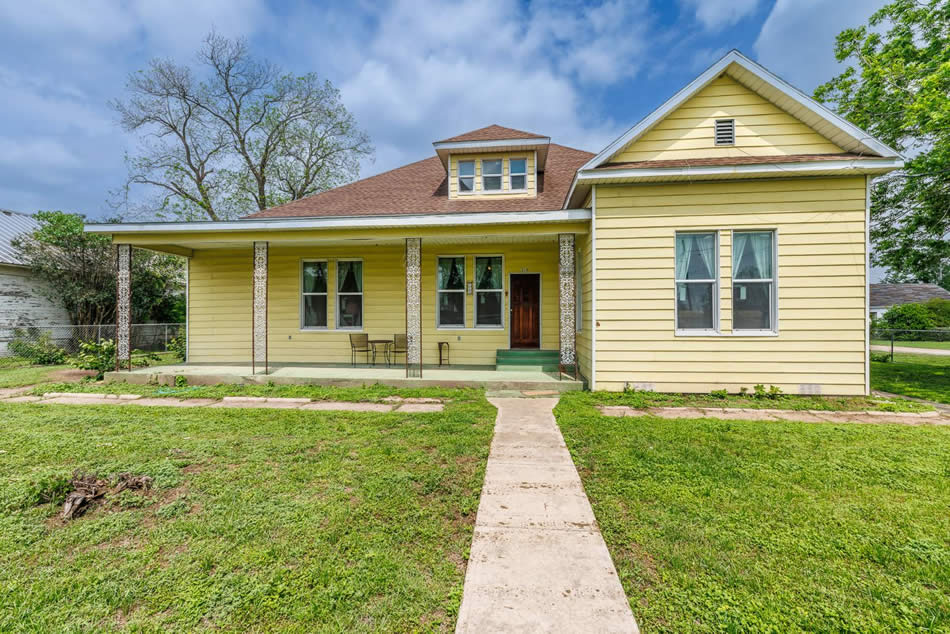 310 E. Sixth St., Nordheim, TX 78141