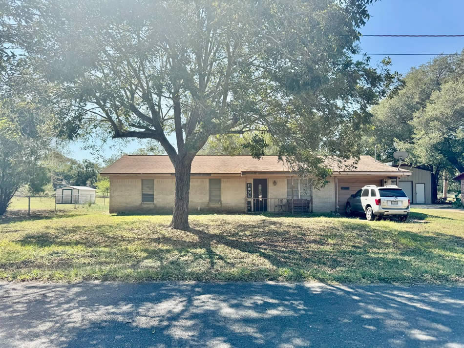 654 E. Seventh St, Yorktown, TX 78164