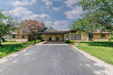 94 Crestview Rd., Yorktown, TX 78164